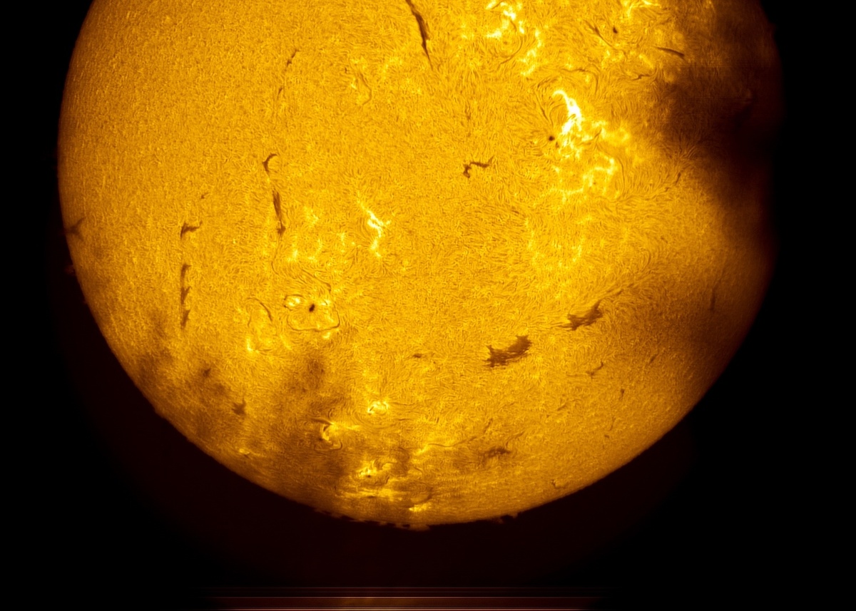 Солнце в лучах водорода. Фото: Роман и Татьяна Воробьёвы, Алтайский заповедник.