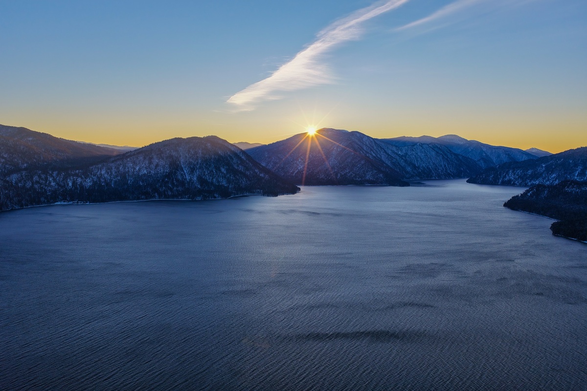 Декабрьский закат. Фото: Роман и Татьяна Воробьёвы, Алтайский заповедник.