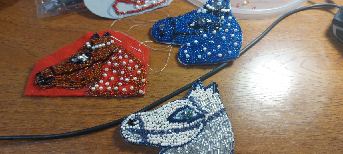  Синюю лошадку шила дочка Ксения. Чтобы ее, лошадку, как-то украсить мы примЕрили белые жемчужные бусины и она стразу "украсилась". Коричневая лошадка всё еще выправляется. И глаз  я уже поменяла и гриву вот тоже шью сегодня с жемчугом. Белая лошадка почти готова. Осталось покрасить край золотой акриловой краской, которой у меня нет и я делаю ее сема, смешивая акрил-охру и серебро-акрил. И еще мы купили вчера эпоксидную смолу, но как именно ей пользоваться еще не особо поняли. А обшивать бисером мне не нравится. А вот обработка края броши акрилом мне понравилась. Ну, пока что на видео. Кстати, все инструменты, материалы, всё стоит дорого, так что даже кажущиеся небольшими вещицы не могут стоить откровенных копеек.