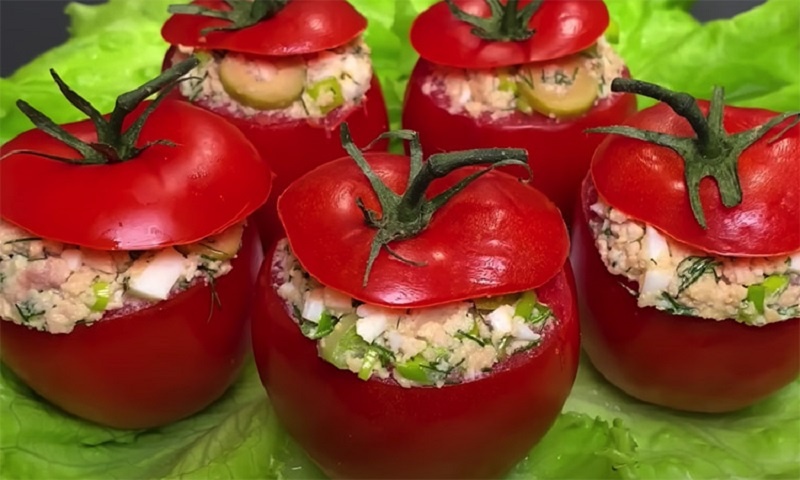 Новогодние закуски с помидорами: три рецепта, которые сделают ваш стол неотразимым