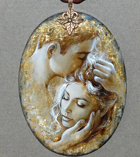Кулон " Влюбленные." Миниатюрная живопись по камню. Автор работы — художница Светлана Беловодова.Источник изображения : Яндекс картинка .