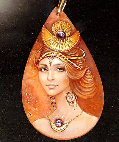 Миниатюрная живопись по камню. Автор работы — художница Светлана Беловодова.Источник изображения : Яндекс картинка .