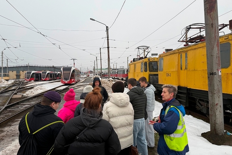    Экскурсия прошла 19 декабря. Подросткам показали трамвайное депо, спецтехнику, трамваи, в конце встречи устроили чаепитие.