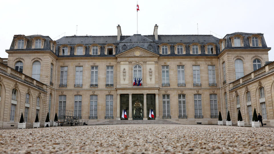     Сотрудник Елисейского дворца два года крал посуду из резиденции Макрона REUTERS/Stephanie Lecocq