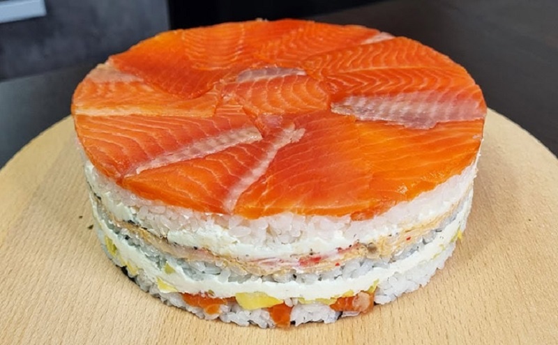 Торт-суши для новогоднего стола: необычная альтернатива роллам, которая покорит гостей