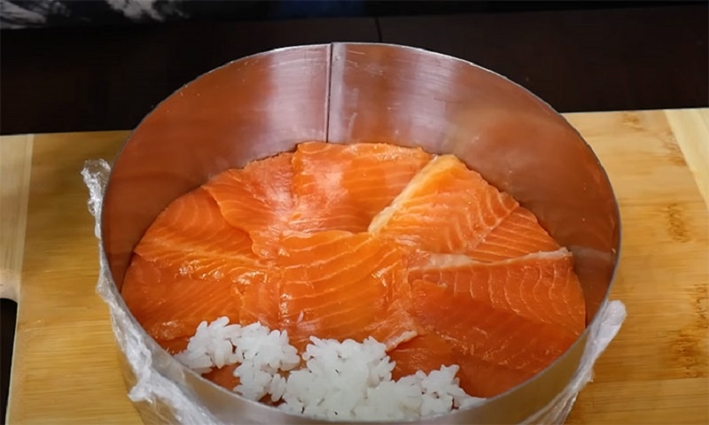 Торт-суши для новогоднего стола: необычная альтернатива роллам, которая покорит гостей