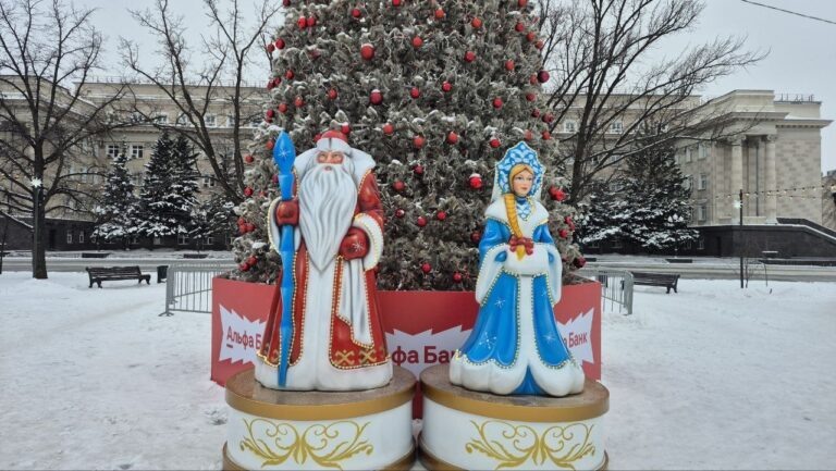    В Оренбурге возле Дома Советов установили Деда Мороза и Снегурочку Оренбуржье