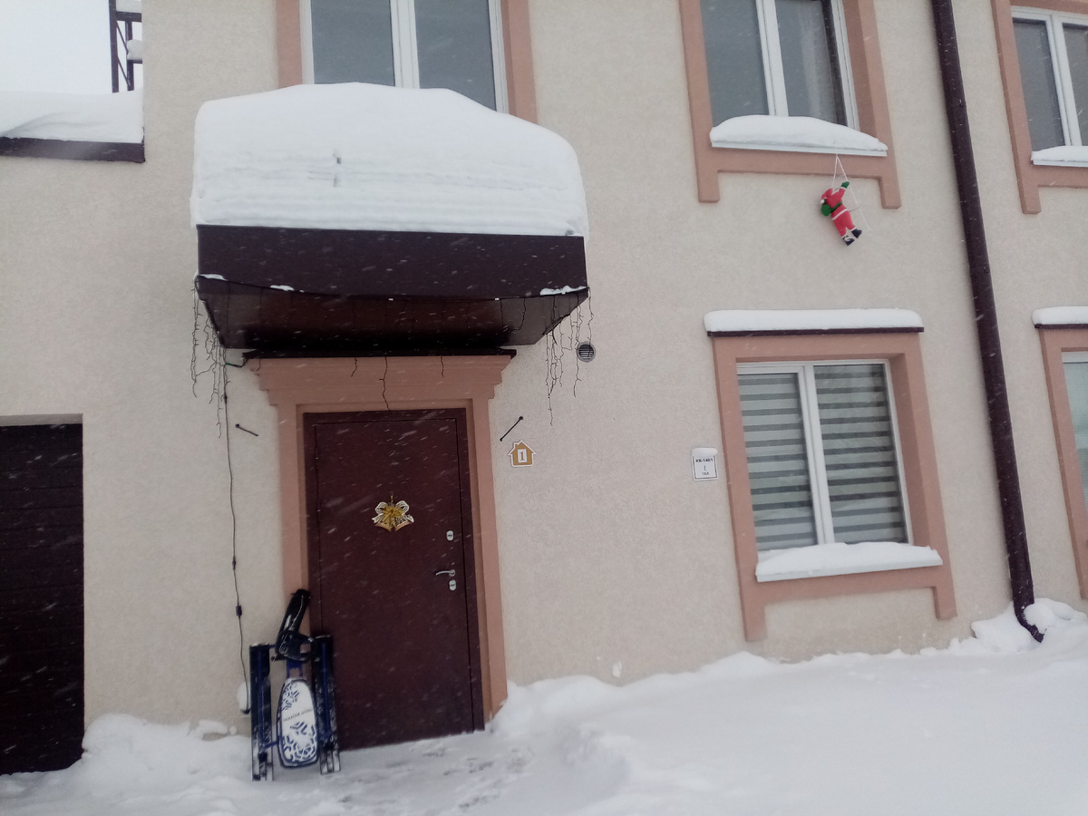 Дед мороз лезет к нам в окно