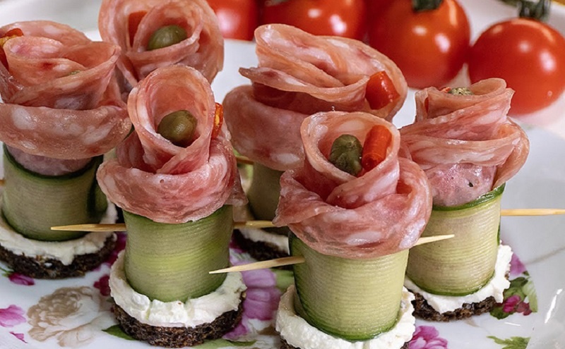 Яркие канапе со вкусом праздника: эффектная закуска из простых продуктов для новогоднего стола