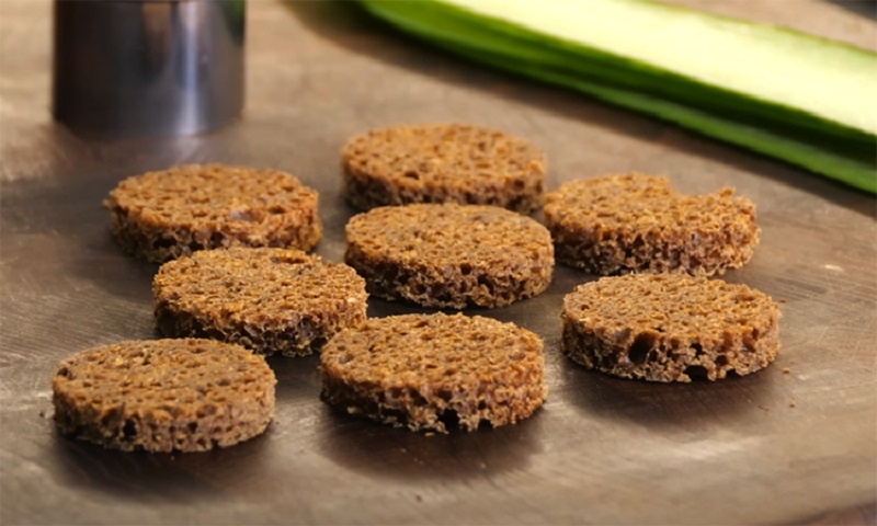 Яркие канапе со вкусом праздника: эффектная закуска из простых продуктов для новогоднего стола