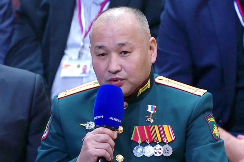    Семья командира штурмовой роты Очир-Горяева ежедневно молится за отца