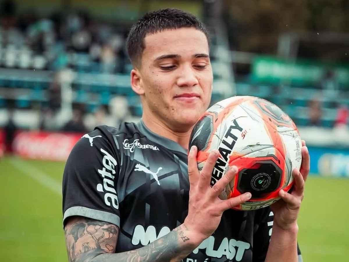 Аревало очень хочет в Россию, так что выкупил сам свой трансфер