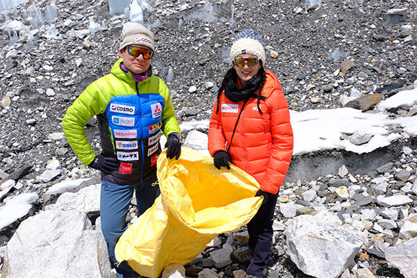 Кен Ногучи собирает мусор на Эвересте