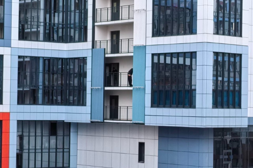    Мужчина повис на балконе в ЖК «Я – романтик» днем 21 декабря. Александр ДЫБИН