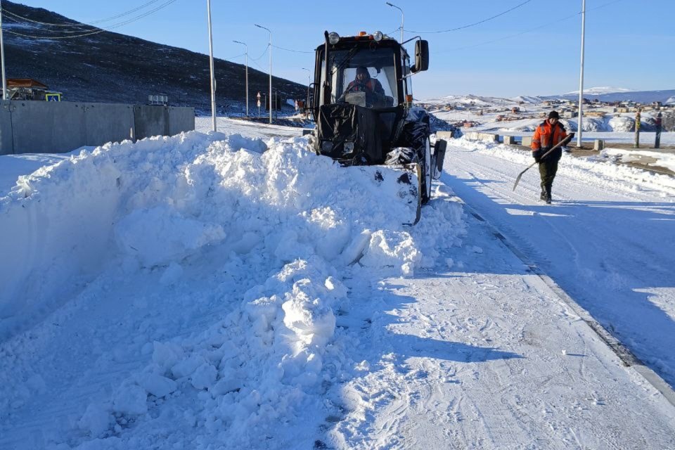    На Ольхоне техника круглосуточно расчищает дороги после мощной метели. Фото: Дирекция автодорог Иркутской области.