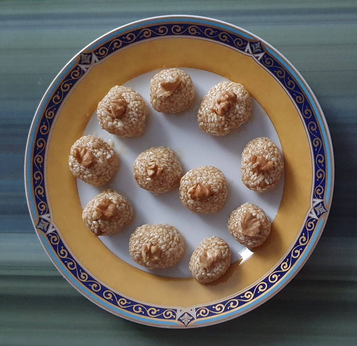 Конфеты из кунжута. Фото автора.