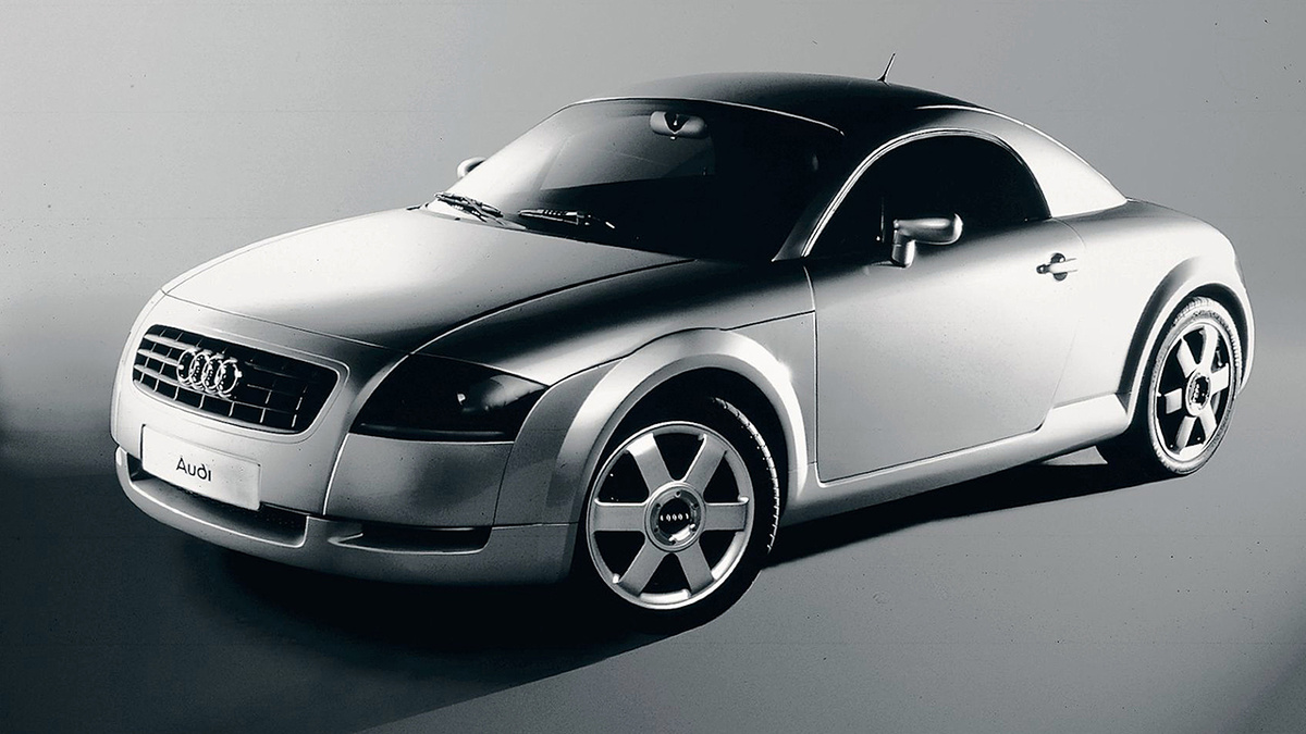 Ауди ТТ отличалась радикальным и минималистичным дизайном. Интересно, что Томас Фримен был категорически против установки спойлера, так-как тот противоречил «чистой» эстетике Баухаус, в которой дизайнер выполнил автомобиль