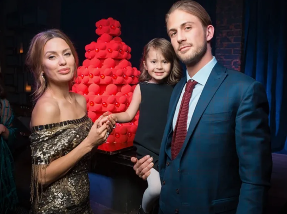 Боня и Алекс Смерфит и их дочь фото из открытого источника яндекс фото