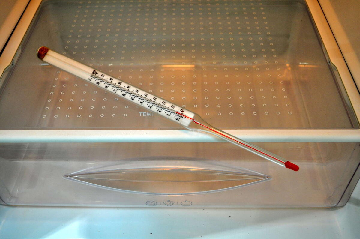 Моя рекомедация по замеру температуры в холодильной камере - с вечера кладите градусник на стеклополку и с утра при первом открывании холодильника смотрите показания (самый правильный замер температуры).