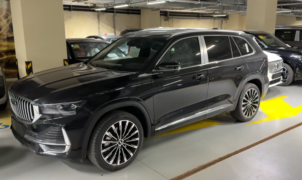 Агния хотела приобрести автомобиль Geely Monjaro в тёмном цвете.