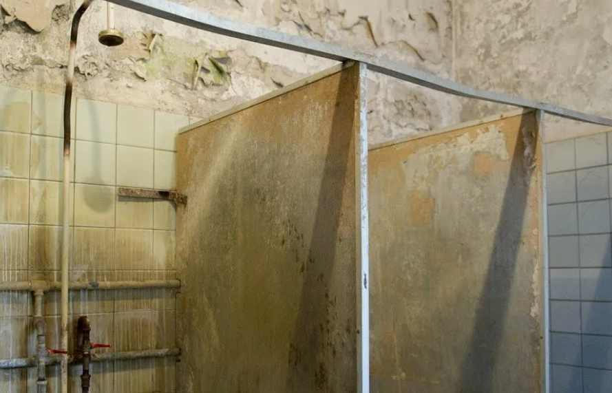 Были примерно такие "удобства", иногда похуже.  Фото: YouTube.