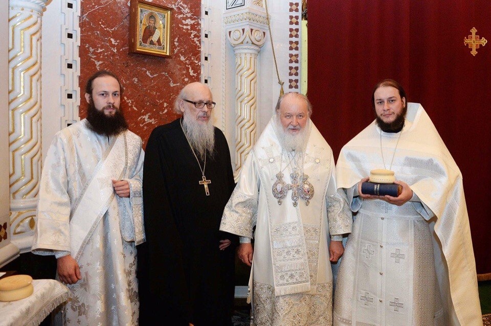 Святейший Патриарх Кирилл с представителями рода ПРАВДОЛЮБОВЫХ.  У нашего отца Анатолия Правдолюбова  (он справа) есть брат Владимир (он слева на фотографии). ОН тоже священник.  Рядом с Патриархом по правую руку стоит протоиерей Сергий Правдолюбов