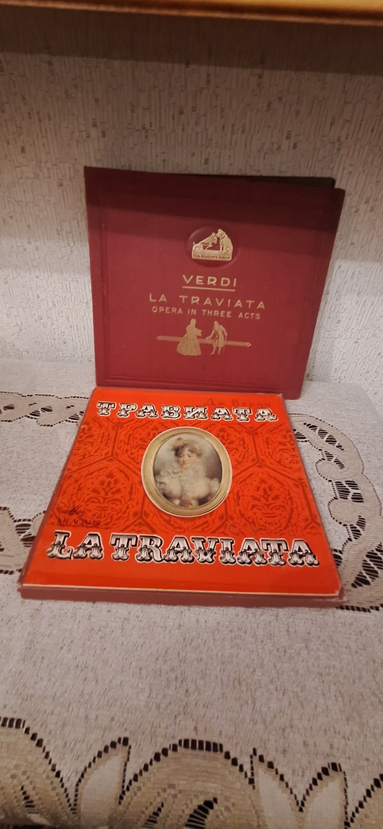 Из моей коллекции, верх старый формат наборы специально для коллекционеров, полный набор на оригинальном языке, театр Ласкала, всё как в момент покупки, либретто переведено на английский язык, набор из Англии, внизу на русском языке, новый формат, в партии Жоржа Жермона один из лучших исполнителей этой партии Павел Лисициан