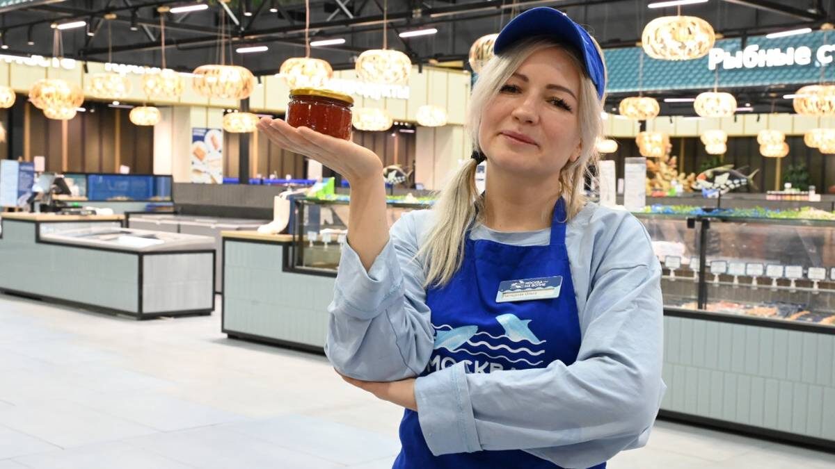    Продавец рыбного рынка «Москва на волне» Ольга Пастернак гарантирует отменное качество красной икры / Фото: Мария Хапцова / Вечерняя Москва