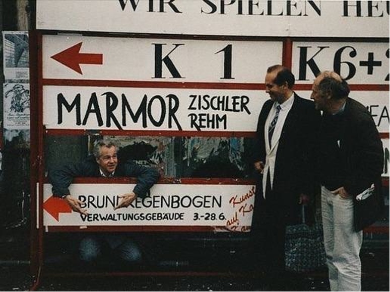 Иосиф Бродский с актерами Вернером Рэмом и Ханнсом Цишлером на фоне афиши спектакля «Мрамор» (июнь 1987, Гамбург)