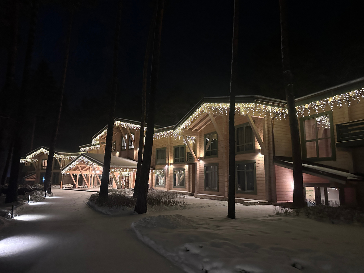 Отель Grand Chalet Altay 5* . Это основной корпус с номерами. Помимо основного корпуса на территории есть виллы, шале на 2-3-4 человек, детская площадка, открытый бассейн (работает летом), СПА-корпус, зона костровища, беседки вдоль Катуни. 