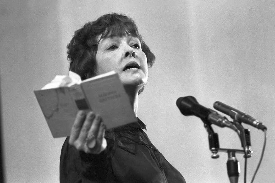 Белла Ахмадулина читает свои стихи