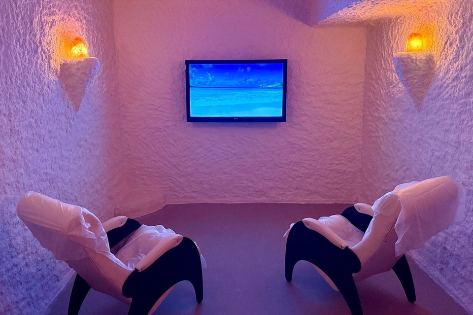    Фонд Панарина оборудовал в городе соляную пещеру и тренажерный зал. Фото: администрация Коркино.