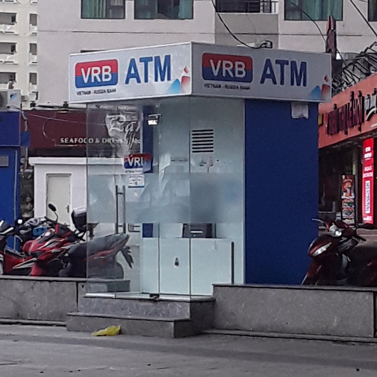 Банкомат VRB у башень Мунтань в Нячанге