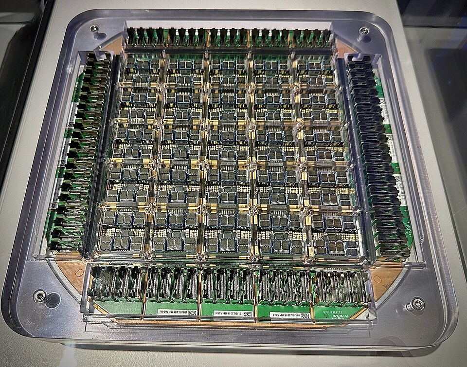 Блок суперкомпьютера Tesla Dojo, построенный на чипах D1 собственной разработки Tesla. Изображение: Steve Jurvetson, CC BY 2.0, flickr.com/photos/jurvetson/53391348103/