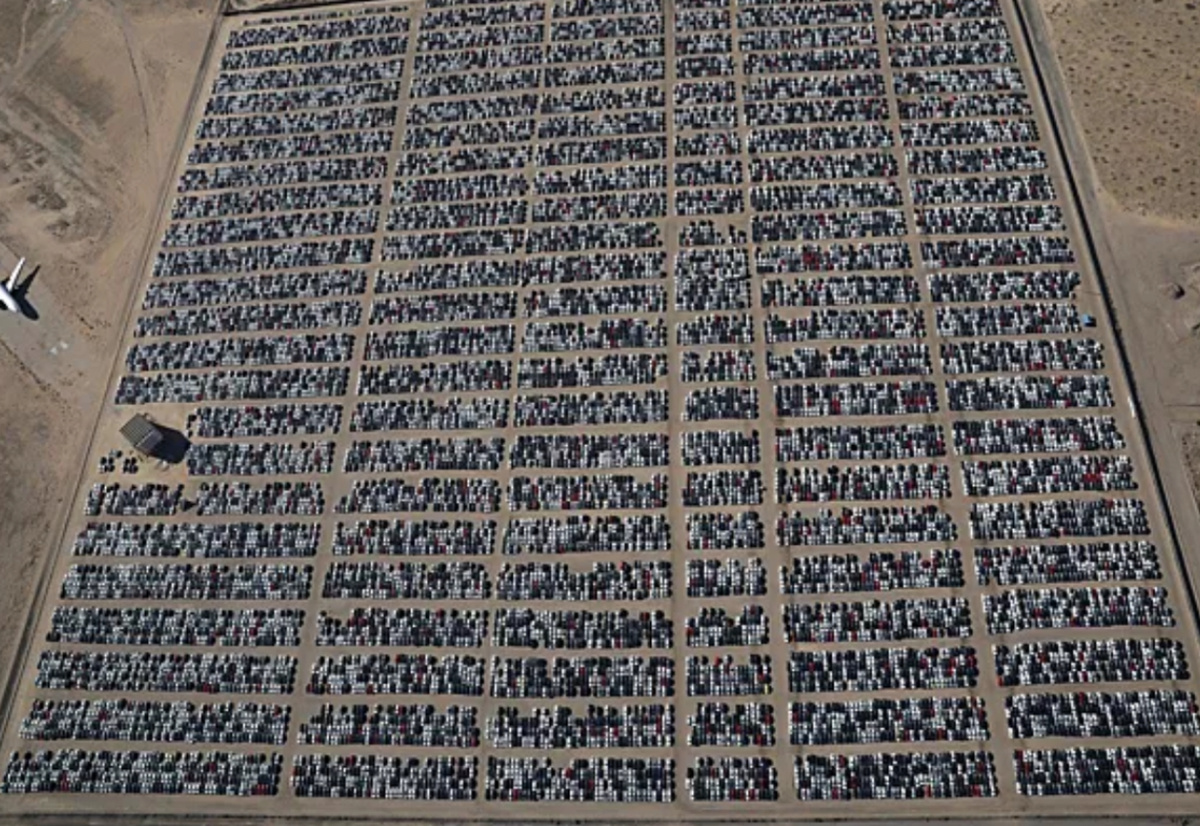 Пассажирский авиалайнер кажется игрушечным на фоне этой стоянки