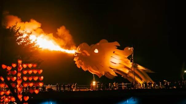 Мост Дракона, извергающий огонь ночью