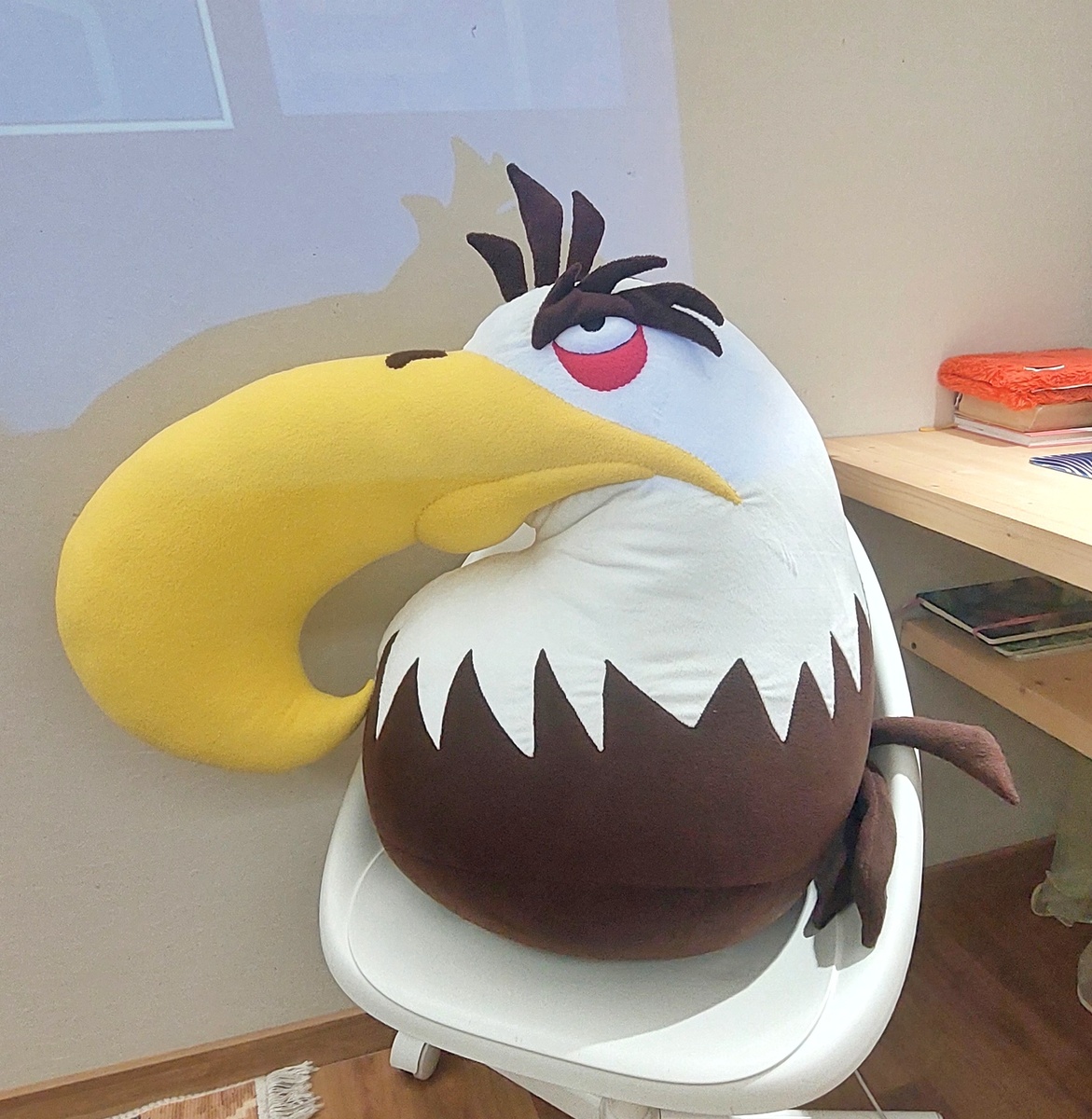 Выглядит как я 😁 тот же взъерошенный обалделый вид и мешки под глазами. Как с себя шила)))