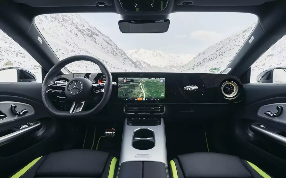    Новый седан Mercedes-Benz CLA 2026 с гибридной силовой установкой на дороге