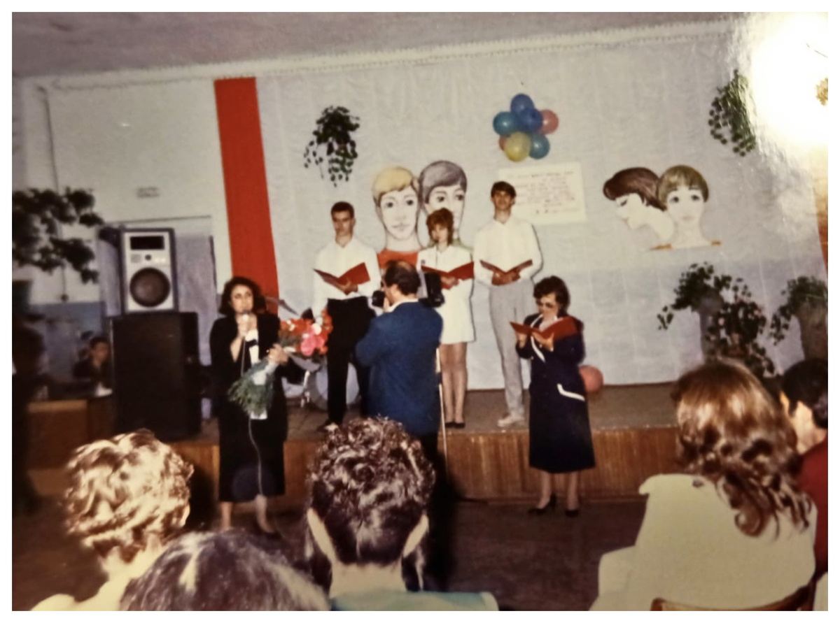 Фото, конечно, не самого лучшего качества. Длинный на сцене - я. 1996 год.