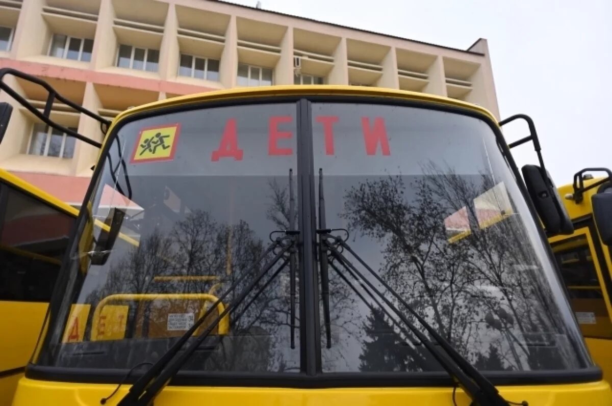    В Волховском районе школьный автобус съехал в кювет