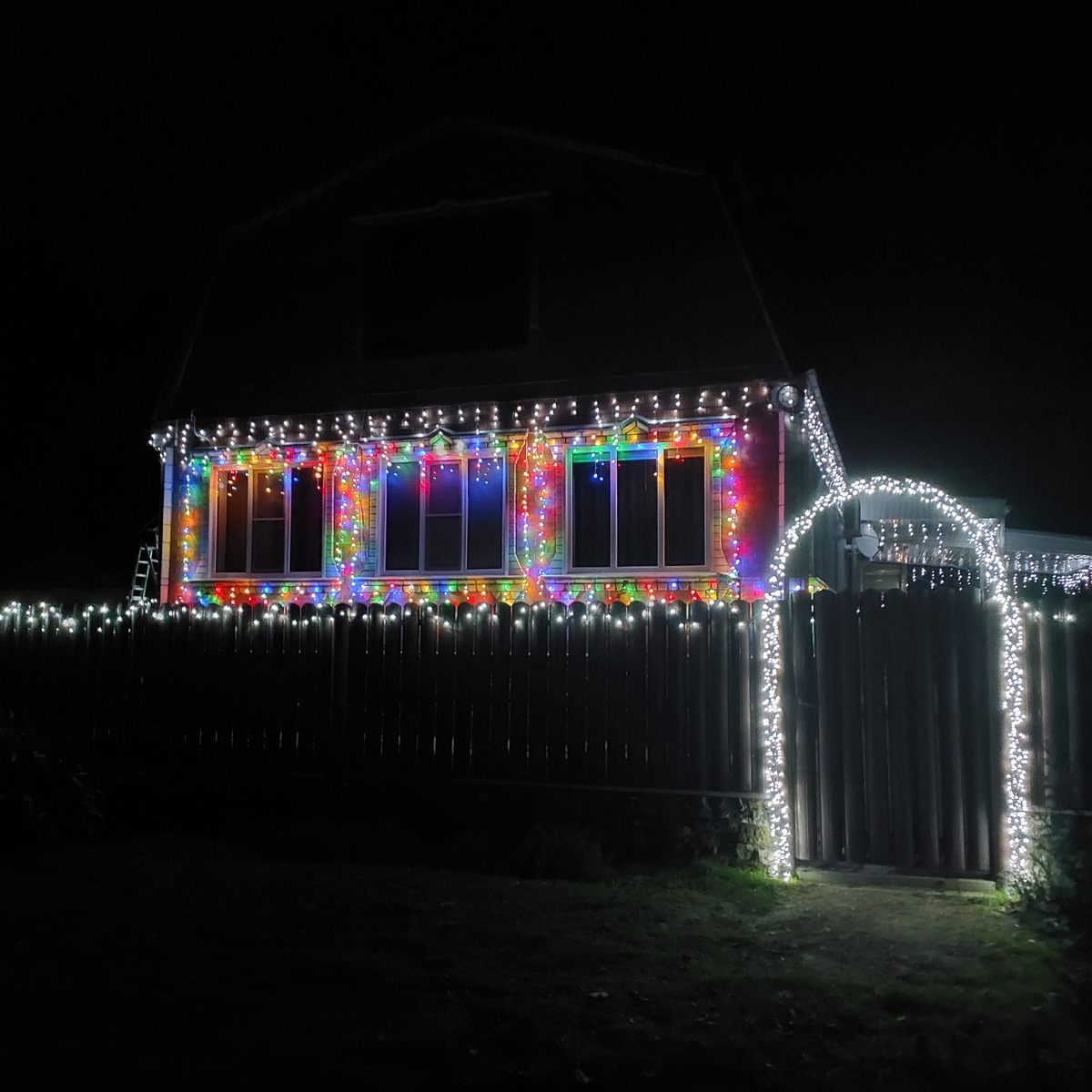 Дом и калитка