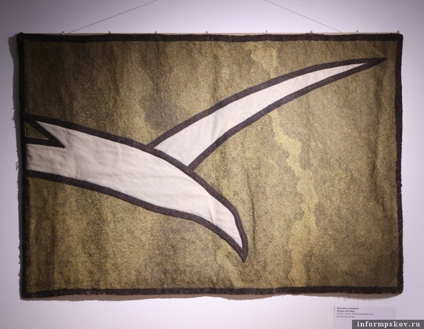 Фрагмент занавеса МХТ. Сукно, сутаж, металлические нити, машинное шитьё. 65 х 95 см. Начало ХХ века. Фото здесь и далее: музей-заповедник «Изборск»