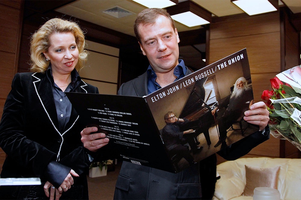    Дмитрий Медведев до сих пор не изменяет винилу. На фото - со своей супругой Светланой рассматривает пластинку Элтона Джона, архивное фото, 2010 г. / Фото: Дмитрий Астахов / ТАСС