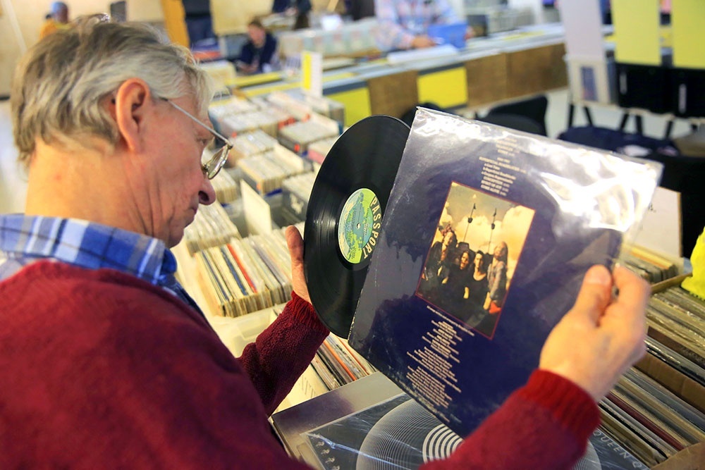    "iPod?! Ничто не сравнится со звуком настоящего винила". Вчера мы смеялись над этими фриками, а сегодня они могут стать законодателями мод. / Сергей Михеев / РГ