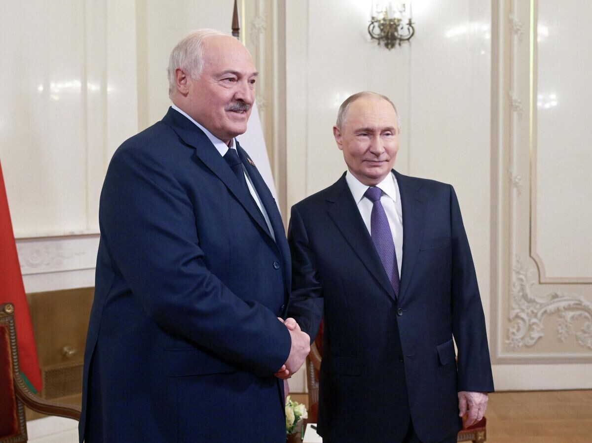    Президент РФ Владимир Путин и президент Белоруссии Александр Лукашенко во время встречи на полях саммита Высшего Евразийского экономического совета в Санкт-Петербурге | © РИА Новости / Алексей Даничев
