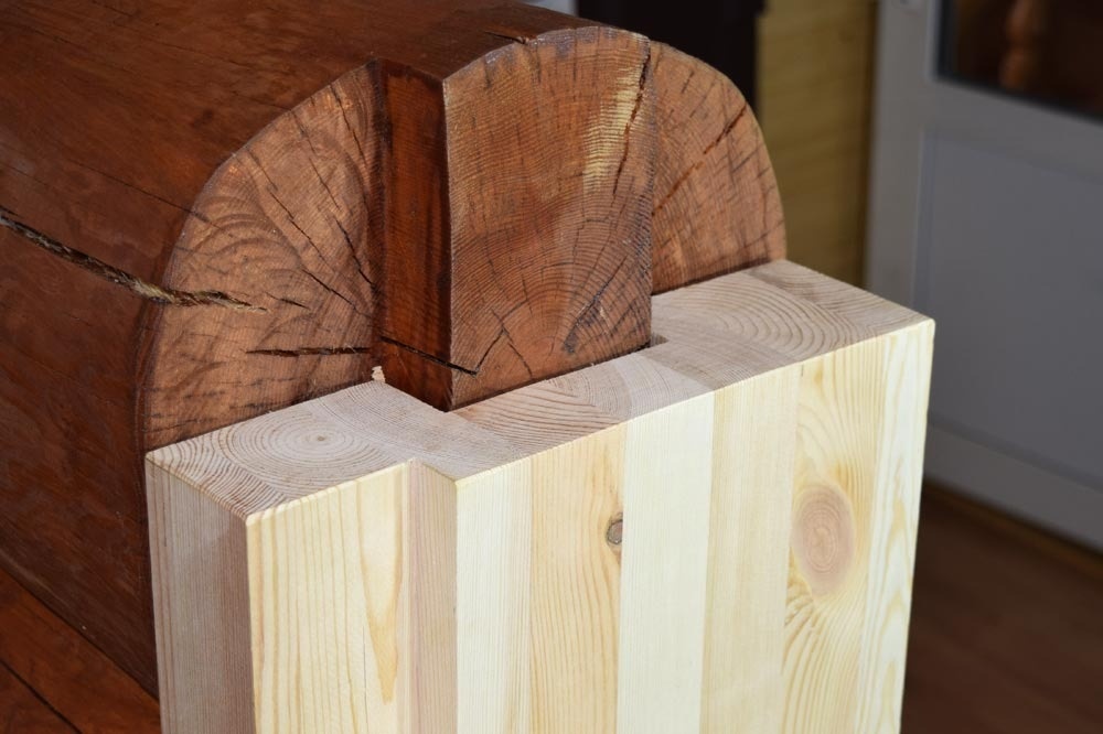 Сквозной крепёж коробки к торцу стеновых брусов запрещён!