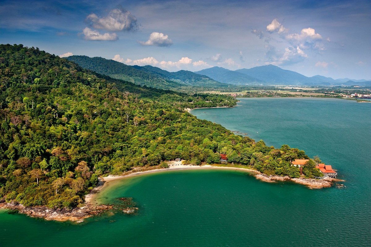 Лангкави — это живописный архипелаг из 99 островов в Андаманском море на северо-западе Малайзии. В 2025 году он остается одним из самых популярных туристических направлений страны, привлекая более 2,6 млн человек ежегодно