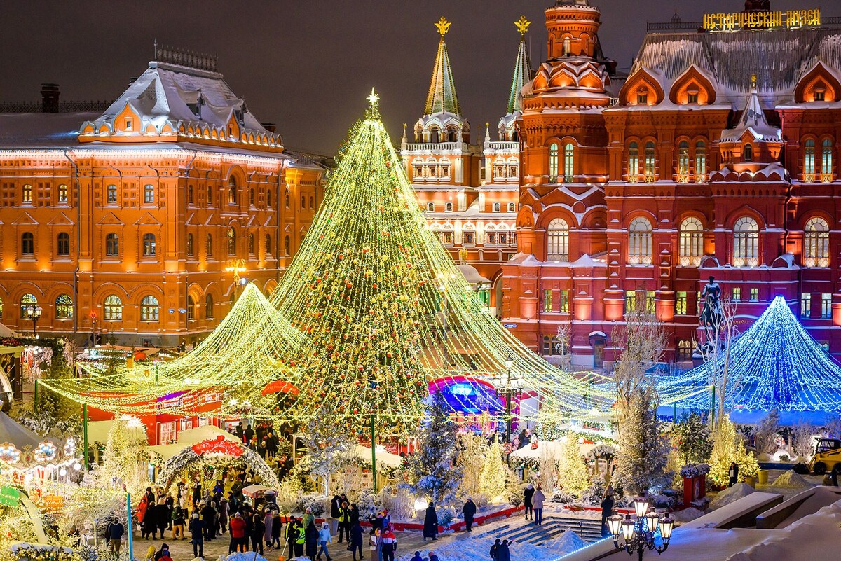 Новогодняя Москва. Источник: https://amom.ru/news/2023/12/v-novogodnie-prazdniki-v-moskve-projdet-okolo-200-krupnyix-meropriyatij.html. 