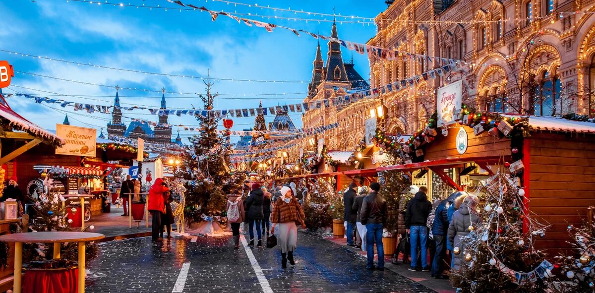 Новогодняя ярмарка в Москве. Источник: https://experience.tripster.ru/articles/gid-po-novogodnej-moskve/. 