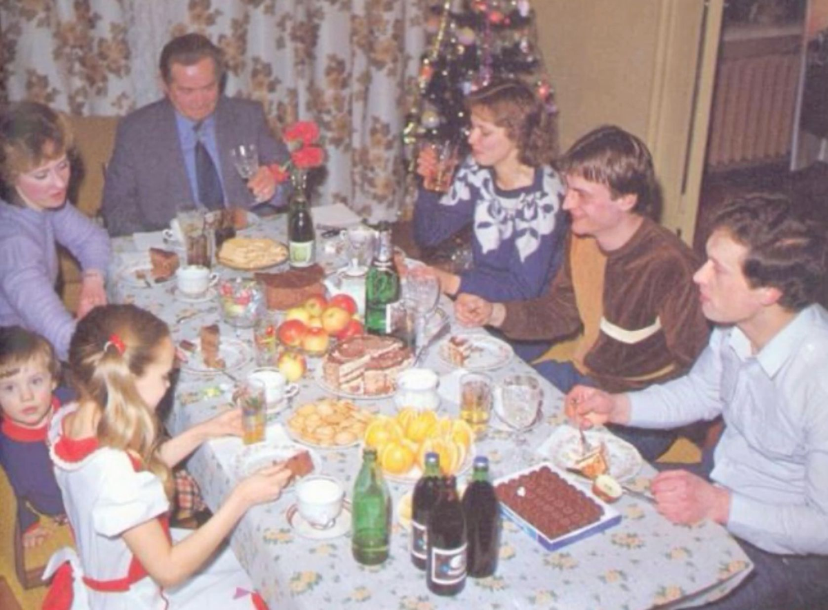Типичная семья из 90х празднует Новый год. Фото из открытых источников.
